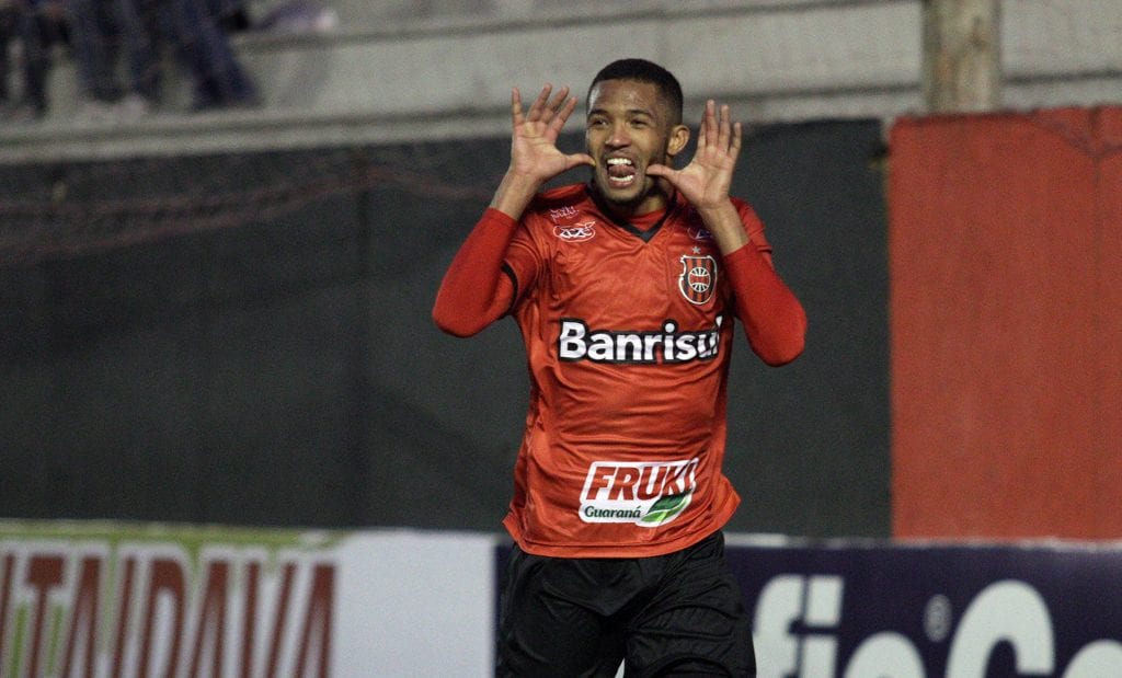 Ex-jogador, Fabinho Santos vive sonho como treinador no Joinville